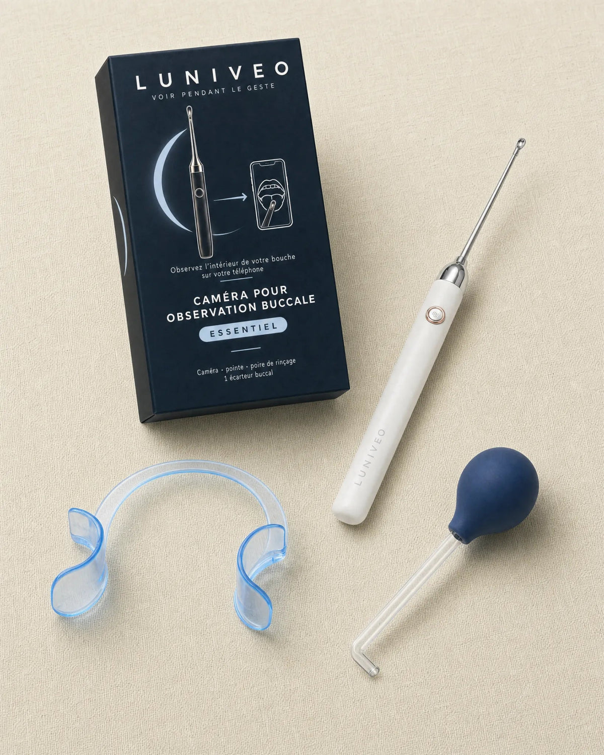 Le kit Essentiel : la caméra, sa pointe fine, la poire de rinçage et l'écarteur offert