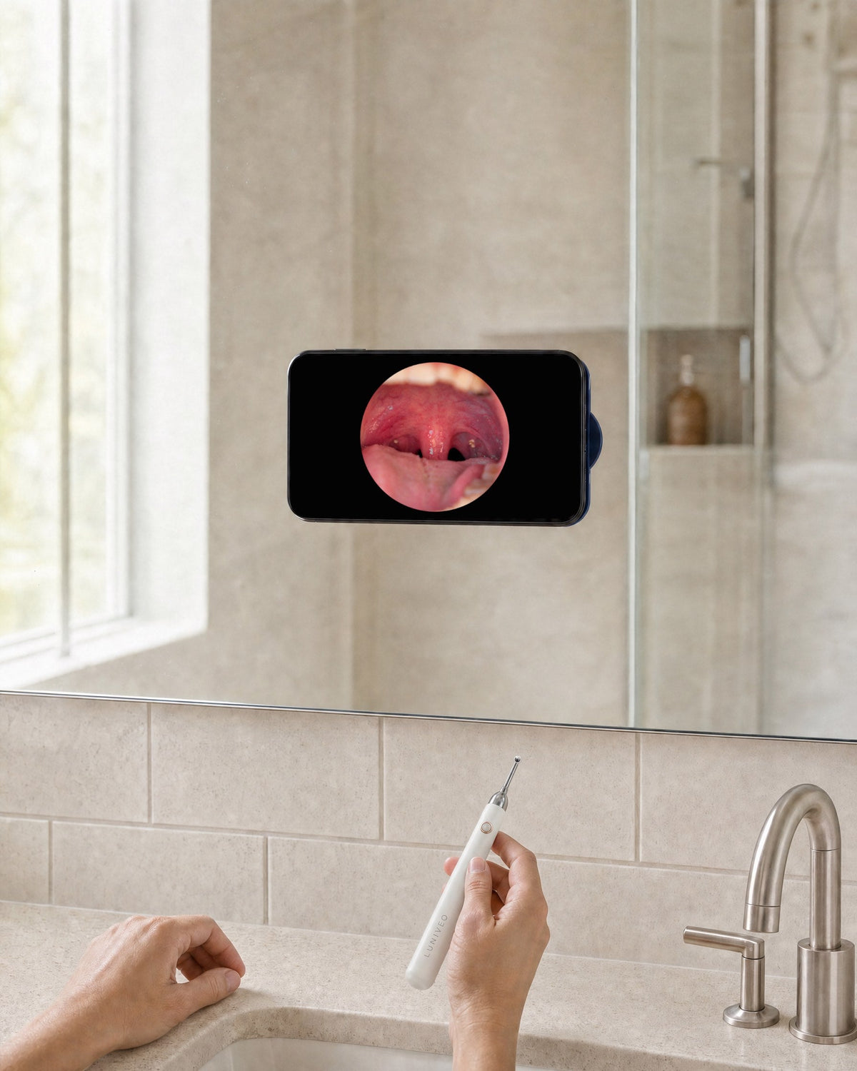 Le support fixe le téléphone au miroir, mains libres